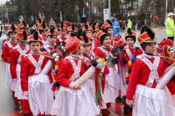 Cel mai mare Festivalul al Obiceiurilor de Iarnă din România a atras peste 10.000 de spectatori în centrul Sucevei