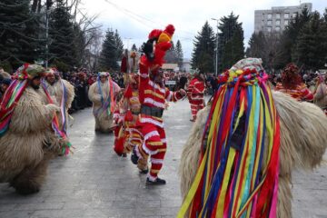 Cel mai mare Festivalul al Obiceiurilor de Iarnă din România a atras peste 10.000 de spectatori în centrul Sucevei