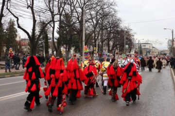 Cel mai mare Festivalul al Obiceiurilor de Iarnă din România a atras peste 10.000 de spectatori în centrul Sucevei
