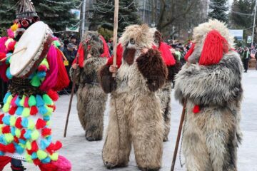 Cel mai mare Festivalul al Obiceiurilor de Iarnă din România a atras peste 10.000 de spectatori în centrul Sucevei