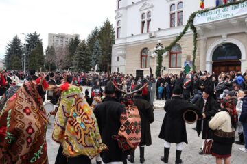 Cel mai mare Festivalul al Obiceiurilor de Iarnă din România a atras peste 10.000 de spectatori în centrul Sucevei
