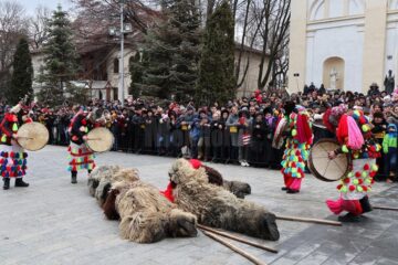 Cel mai mare Festivalul al Obiceiurilor de Iarnă din România a atras peste 10.000 de spectatori în centrul Sucevei