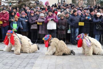 Cel mai mare Festivalul al Obiceiurilor de Iarnă din România a atras peste 10.000 de spectatori în centrul Sucevei