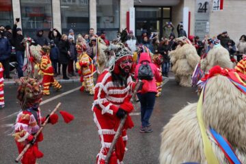 Cel mai mare Festivalul al Obiceiurilor de Iarnă din România a atras peste 10.000 de spectatori în centrul Sucevei