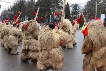 Cel mai mare Festivalul al Obiceiurilor de Iarnă din România a atras peste 10.000 de spectatori în centrul Sucevei