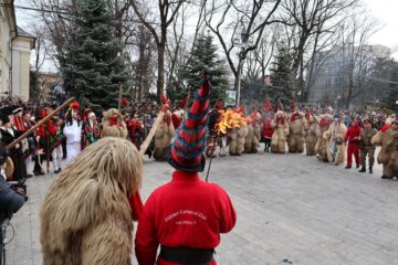 Cel mai mare Festivalul al Obiceiurilor de Iarnă din România a atras peste 10.000 de spectatori în centrul Sucevei