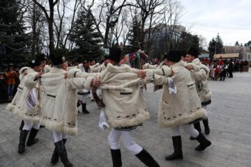 Cel mai mare Festivalul al Obiceiurilor de Iarnă din România a atras peste 10.000 de spectatori în centrul Sucevei