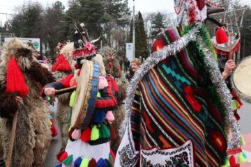 Cel mai mare Festivalul al Obiceiurilor de Iarnă din România a atras peste 10.000 de spectatori în centrul Sucevei