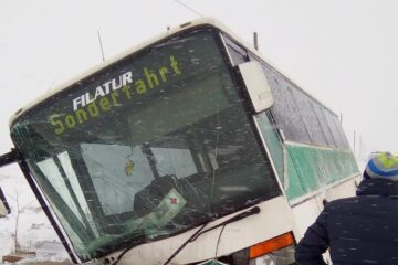 Soferul a pierdut controlul asupra directiei si a lovit cu autobuzul un cap de pod