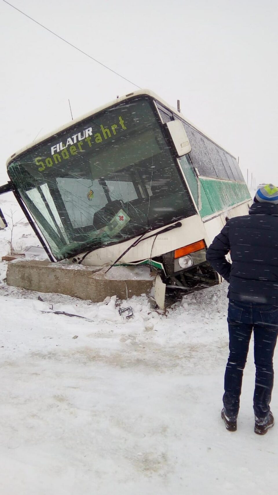 Soferul a pierdut controlul asupra directiei si a lovit cu autobuzul un cap de pod