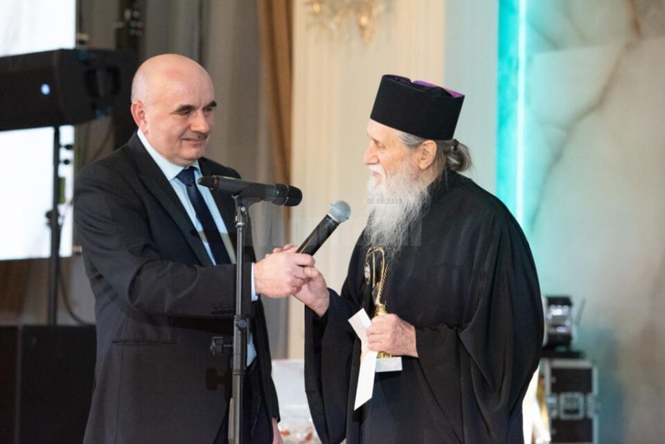ÎPS Pimen, la Gala "Top Zece pentru Suceveni", împreună cu redactorul-șef al cotidianului Monitorul de Suceava, Tiberiu Avram Foto Ștefan Macedon Gheorghiță