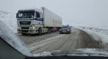 Circulația auto pe șoseaua de centură a municipiului Suceava se derula ieri, la orele prânzului, extrem de dificil