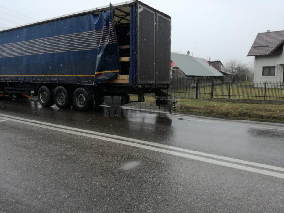 Autoturismul VW a ajuns în șanț