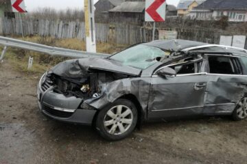 Autoturismul VW a ajuns în șanț
