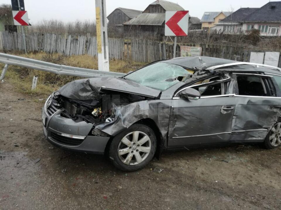Autoturismul VW a ajuns în șanț