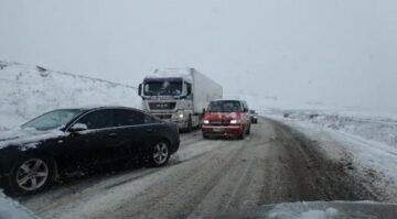 Circulația auto pe șoseaua de centură a municipiului Suceava se derula ieri, la orele prânzului, extrem de dificil