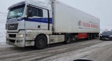 Circulația auto pe șoseaua de centură a municipiului Suceava se derula ieri, la orele prânzului, extrem de dificil