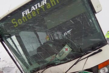 Autobuzul a intrat în coliziune cu un cap de pod