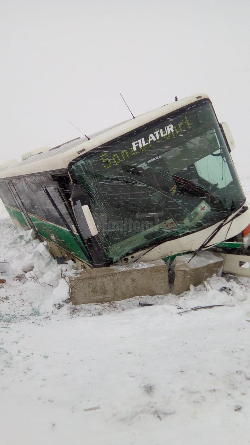 Autobuzul a intrat în coliziune cu un cap de pod