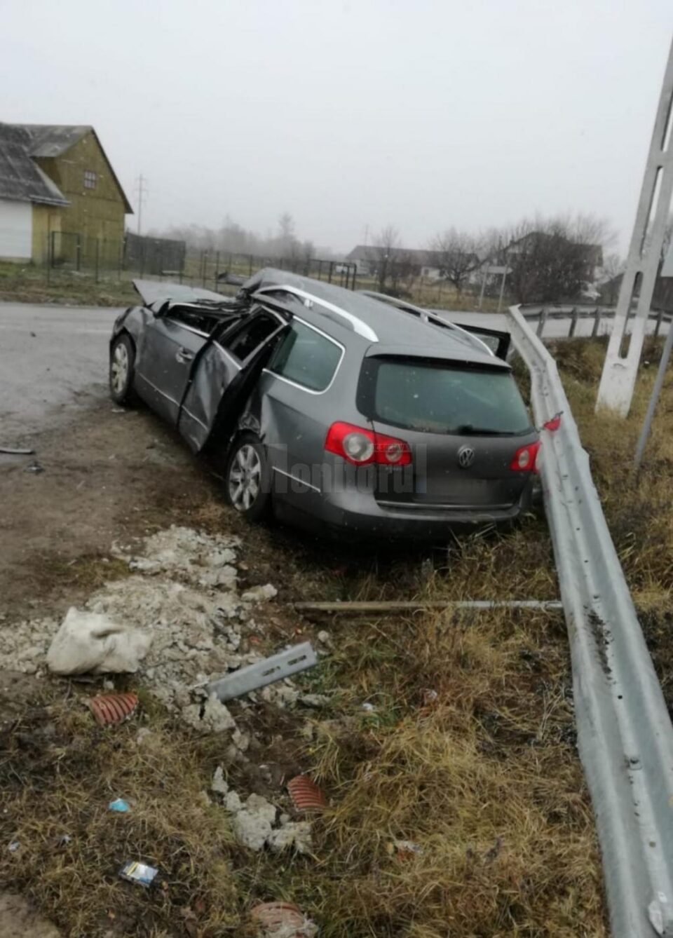 Autoturismul VW a ajuns în șanț