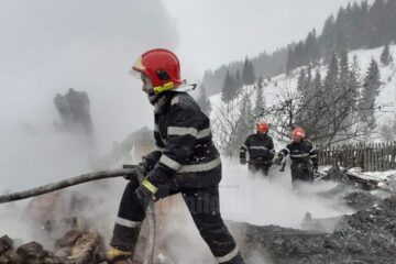 Intervenția a fost dificilă, din cauza accesului greu spre gospodăria izolată