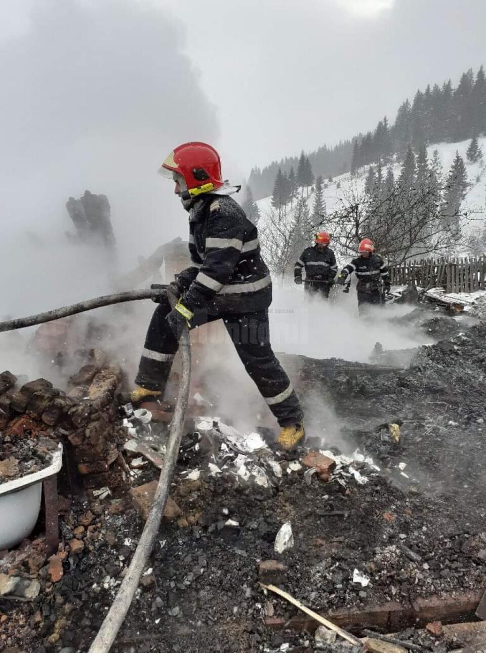 Intervenția a fost dificilă, din cauza accesului greu spre gospodăria izolată