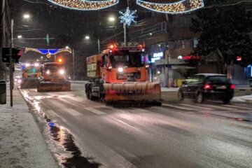 În municipiul Suceava s-a intervenit la deszăpezire cu 15 mașini mari și 6 mici, inclusiv pe trotuare