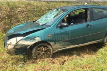 Mașina le-a lovit violent pe cele două, după care a ieșit în decor prin stânga