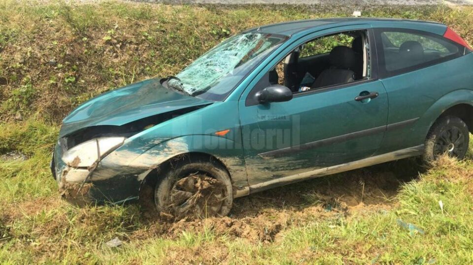 Mașina le-a lovit violent pe cele două, după care a ieșit în decor prin stânga