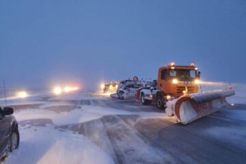 Direcția Județeană de Drumuri și Poduri a acționat sâmbătă cu 29 de utilaje echipate cu lame și sărărițe