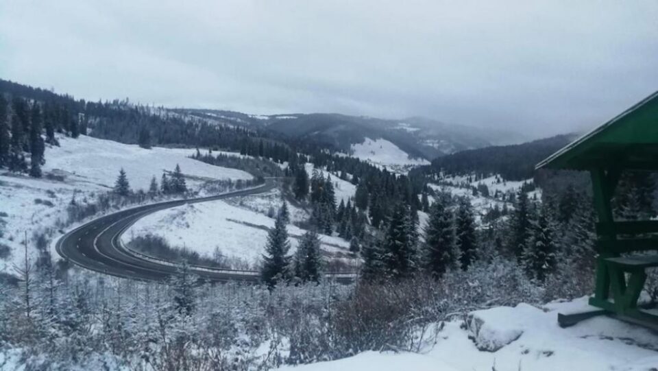 Ieri nu se înregistrau probleme din cauza zăpezii pe nici un sector de drum național