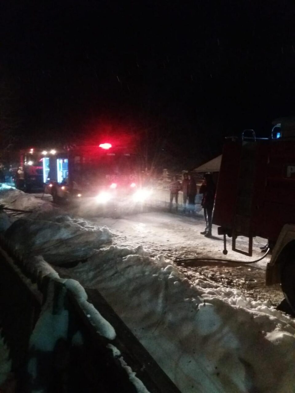 Trei autospeciale cu apă au intervenit la fața locului