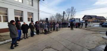 Protest la Tișăuți, Ipotești, din cauza unei gropi de gunoi clandestine care ia amploare la câțiva pași de școală