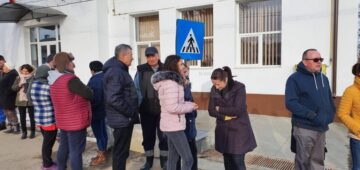 Protest la Tișăuți, Ipotești, din cauza unei gropi de gunoi clandestine care ia amploare la câțiva pași de școală