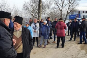 Protest la Tișăuți, Ipotești, din cauza unei gropi de gunoi clandestine care ia amploare la câțiva pași de școală