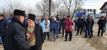 Protest la Tișăuți, Ipotești, din cauza unei gropi de gunoi clandestine care ia amploare la câțiva pași de școală