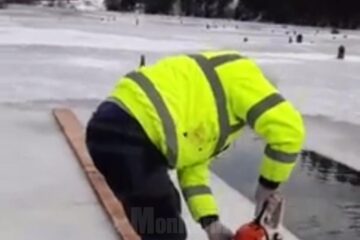 Gheață de 14-15 centimetri grosime adusă de la Lacu Roșu, pentru crucile de la Bosanci