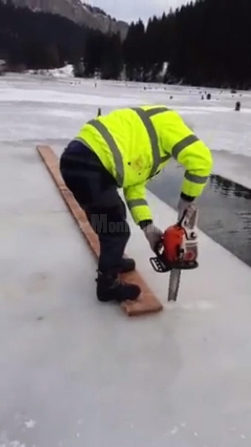 Gheață de 14-15 centimetri grosime adusă de la Lacu Roșu, pentru crucile de la Bosanci