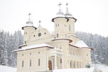 Mănăstirea Slătioara, unde este și sediul Mitropoliei Bisericii Ortodoxe de Stil Vechi din România