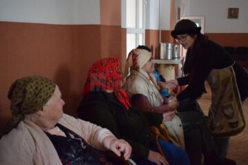„Pomana porcului” pentru 75 de „bunici” de la Căminul pentru Persoane Vârstnice Solca