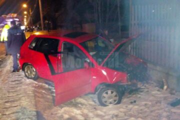 Cele două mașini implicate în accident