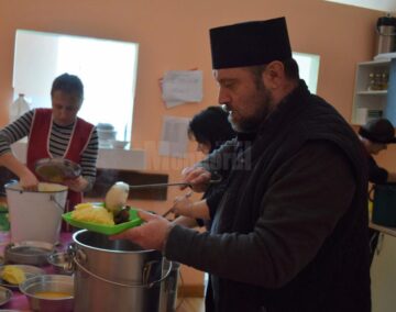 „Pomana porcului” pentru 75 de „bunici” de la Căminul pentru Persoane Vârstnice Solca