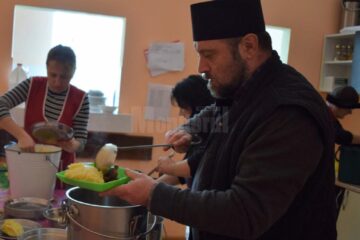 „Pomana porcului” pentru 75 de „bunici” de la Căminul pentru Persoane Vârstnice Solca