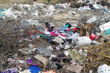 Mașini de mare tonaj cară, ilegal, deșeuri în locul fostei balastiere din sat