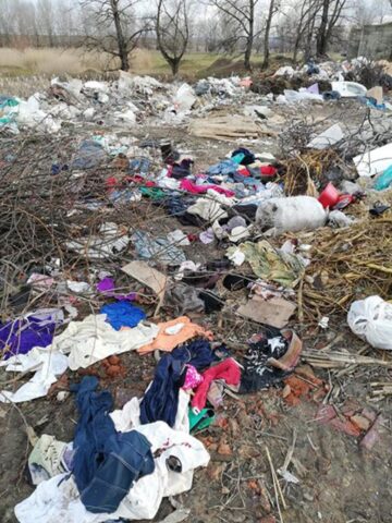 Mașini de mare tonaj cară, ilegal, deșeuri în locul fostei balastiere din sat