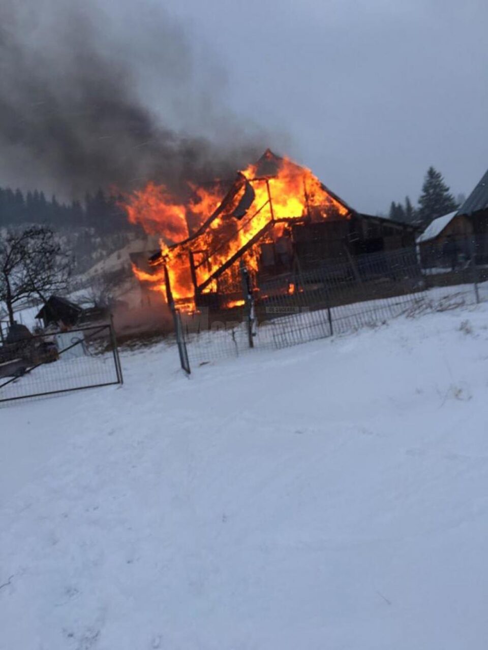 Casa familiei a fost distrusă de flăcări Casa familiei a fost distrusă de flăcări