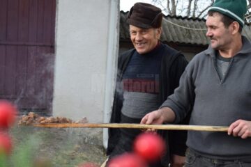 „Pomana porcului” pentru 75 de „bunici” de la Căminul pentru Persoane Vârstnice Solca