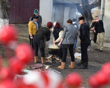 „Pomana porcului” pentru 75 de „bunici” de la Căminul pentru Persoane Vârstnice Solca