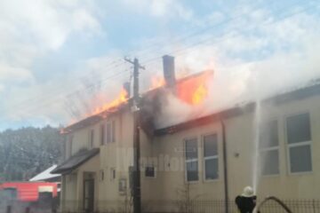 Incendiul pornit de la acoperiș a lăsat pagube mari în urmă