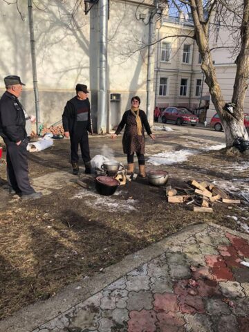 „Pomana porcului” pentru 75 de „bunici” de la Căminul pentru Persoane Vârstnice Solca